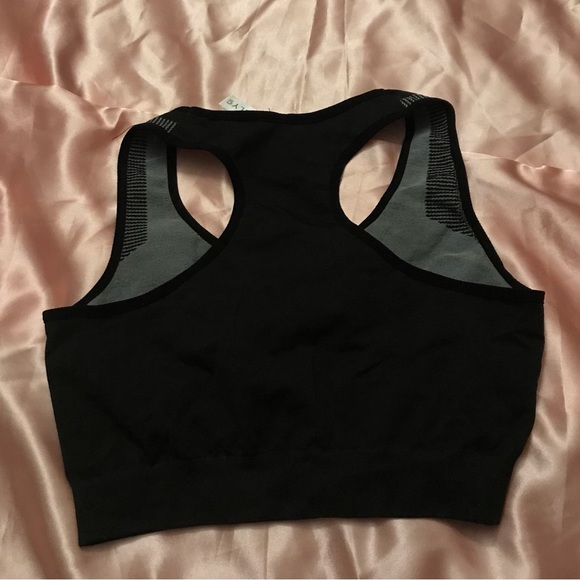 5/30% off - Black sports bra COMFORTABLE flattering cool nice - Picture 2 of 2